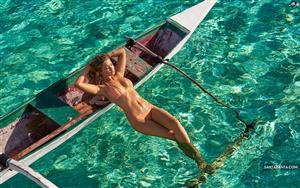 Gigi Hadid`s hot avatar while relaxing in the water